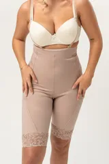 Modelador de abdomen y piernas de alta contención, con efecto levanta cola y terminación de puntilla en la pierna.