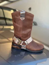 Bota de cuero marrón con estribo desmontable plateado.