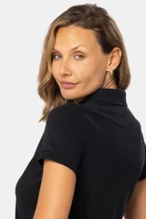 Polo azul marino de piqué con botones personalizados y mangas cortas.