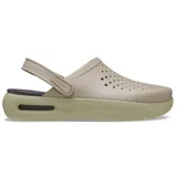 Zuecos Crocs InMotion Clog color beige con suela verde oliva y perforaciones en la parte superior.