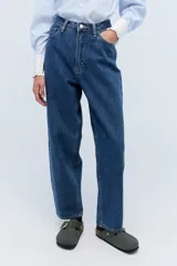 Jean de corte mom, 100% algodón, con lavado azul medio y bordado exclusivo en el interior de la cintura.