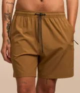 Bermuda color beige, con cintura elástica, cordón para ajuste, bolsillos laterales y trasero.