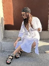 Sandalias bajas negras de cuero con dos tiras regulables y agarre en el tobillo. Tira frontal con estampado cebra.