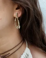 Aros colgantes de bronce con forma irregular.