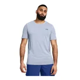 Remera deportiva Under Armour Vanish Seamless de hombre, color negro con logo plateado en el pecho. Confeccionada en tejido transpirable de secado rápido y sin costuras para evitar el roce.