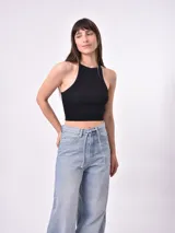 Top blanco de tejido de punto acanalado, corte cropped y cuello halter.