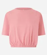 Remera rosa de algodón con cuello redondo, manga corta, pliegues en los hombros y elástico en el bajo.