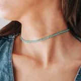 Cadena de cristales de colores, con ajuste regulable entre 32 y 39 cm, diseñada para añadir un toque alegre y colorido a cualquier look.