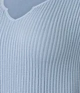 Body celeste de poliamida seamless con textura acanalada, cuello en V, mangas cortas y cierre en la entrepierna.