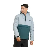 Campera acolchada de color verde en tonos claros y oscuros, con capucha y cierre frontal.