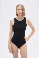 Body sin mangas color borgoña, de poliamida, liso, al cuerpo, con broches y cuello halter.