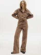 Pantalón de denim verde oliva con efecto gastado, corte recto, tiro medio y botones metálicos en el lateral inferior.