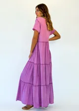 Vestido largo color lila con escote en V, mangas cortas y corte escalonado.
