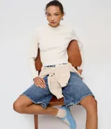 Suéter de manga larga color blanco hueso, confeccionado en punto texturizado con cuello redondo y puños y bajo acanalados. Contiene viscosa certificada en su composición.