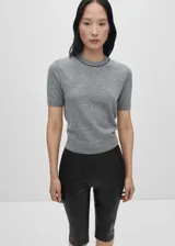 Jersey gris de punto fino con cuello redondo y mangas cortas.