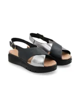 Sandalia con plataforma color negro y plateado, con tiras cruzadas y hebilla metálica de ajuste.