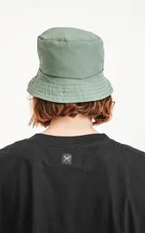 Gorro tipo bucket color verde militar con etiqueta negra con logo blanco.