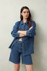 Bermuda de jean azul de corte clásico y largo a la rodilla.