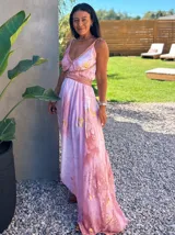 Vestido largo de tela fluida, color verde esmeralda con estampado abstracto en tonos turquesa y detalles dorados. Diseño asimétrico con un solo tirante tejido en el hombro.