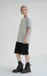 Remera gris de manga corta, cuello redondo y calce regular con recorte en espalda, realizada en algodón premium muy suave al tacto.