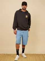 Bermuda color beige con bolsillos laterales y traseros.