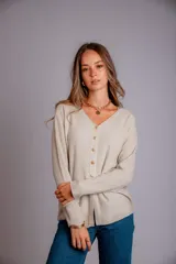 Blusa de morley elastizado color beige, de calce ajustado y mangas largas.