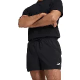 Short deportivo negro de tejido ligero con tecnología que absorbe la humedad.