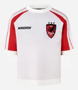 Camisa masculina de manga corta, color blanco con detalles en rojo en los hombros y mangas. Presenta el logo "MAVERICK" en el pecho izquierdo y un escudo con un ave y la palabra "OSAKA" en el pecho derecho.