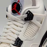 Zapatilla deportiva Jordan 4 Retro OG, color blanco con detalles en negro y rojo. Presenta paneles de malla, soportes laterales de plástico y una unidad Air visible en el talón.
