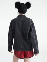 Campera de jean celeste claro, estilo abrigo de trabajo, con cuatro bolsillos delanteros, cierre de botones metálicos grabados con el logo de Carhartt y etiqueta con logo en el bolsillo del pecho.