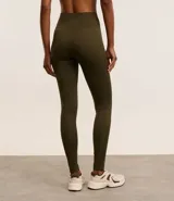 Calza deportiva larga color verde militar, de tejido acanalado seamless con cintura elástica.