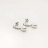 Par de caravanas colgantes de plata 925 con perlas de río y circonias.