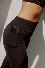 Calza larga deportiva con estampado animal print en tonos de verde y gris.