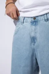 Bermuda de jean celeste, corte mom y estilo carpintero, con bolsillos laterales y traseros.