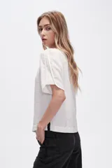 Blusa negra de viscosa, corte holgado y cuello redondo.
