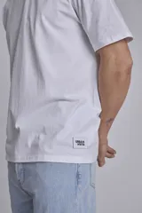 Remera verde oscuro de corte holgado y mangas cortas.