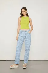 Pantalón de jean celeste con estampado de chevrón blanco.