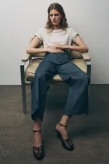 Pantalón de jean azul oscuro, de tiro alto y corte wide leg.