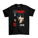 Remera negra de algodón con estampa de la banda The Doors, con la imagen de los integrantes y el texto "Riders on the Storm" y "California 1965-1973".