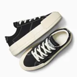 Championes urbanos Converse Cruise Low Top, color negro con detalles en blanco. Confeccionados en lona de algodón, con suela de goma y cordones.