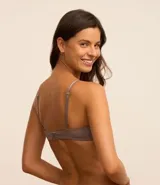 Soutien de microfibra color topo, con copa triangular sin aro y detalles de encaje en el escote. Posee breteles finos ajustables.