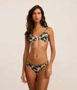 Top de bikini triangular con estampado tie dye en tonos verde, negro y rosa. Tiene base fija, breteles finos ajustables, almohadillas removibles, lazo en la espalda y detalle de costuras contrastantes.