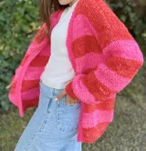 Saco tejido a mano de lana hilada y teñida a mano, diseño a rayas horizontales rojas y fucsias, sin botones.