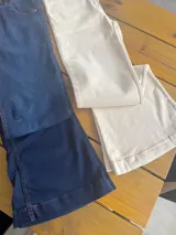 Pantalón de jean azul oscuro, corte semi oxford, tiro alto y doble lycra.