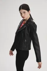 Campera de cuero sintético negra, estilo motociclista, con cierre asimétrico, cuello con solapas y múltiples bolsillos con cierre.