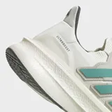 Championes de running Adidas Ultraboost blancos con detalles en celeste y gris.