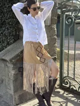 Camisa blanca de lino con cuello mao, mangas largas abullonadas y cierre frontal con botones.