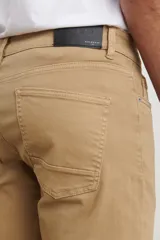Pantalón verde de corte moderno y diseño casual, ideal para uso diario.