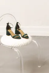 Sandalias de fiesta rojas de terciopelo, con pulsera al tobillo y taco cuadrado.