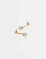 Aros colgantes cortos dorados con dije de corazón con strass y cierre de tope a presión.